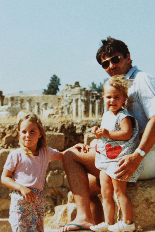 En 1986, Kate, 4 ans, avec sa sœur cadette et son père.