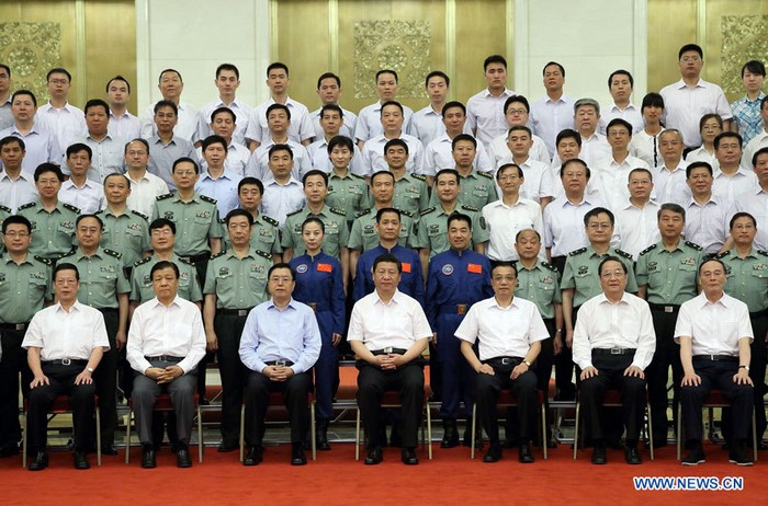 Xi Jinping rencontre les trois astronautes de la mission Shenzhou-10