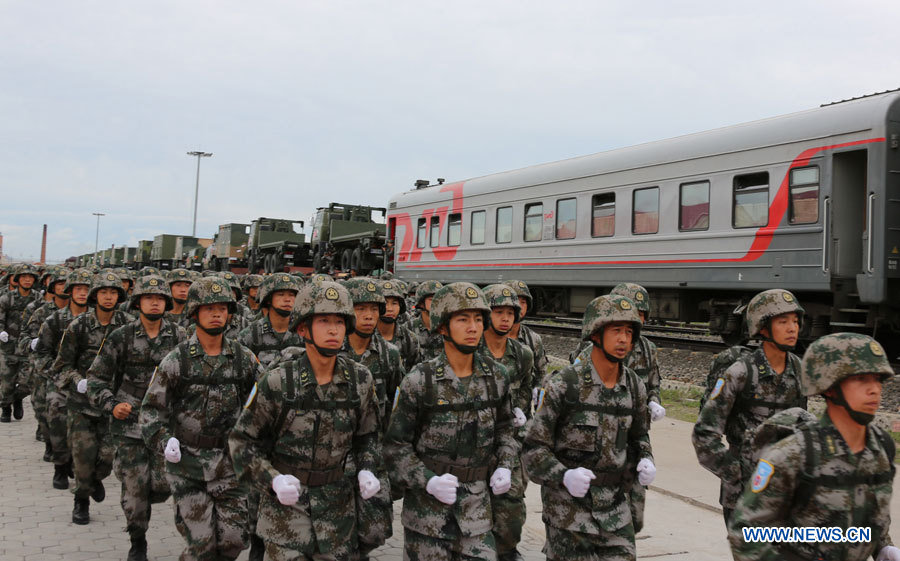 Départ de soldats chinois pour un exercice anti-terroriste en Russie