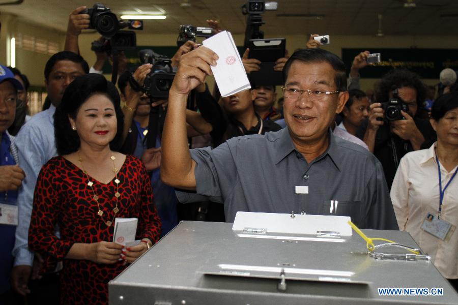 Hun Sen a déposé son bulletin dans un bureau à proximité de son domicile, dans la ville de Ta Khmao, capitale de la province de Kandal, à une dizaine de kilomètre au sud de la capitale du pays, Phnom Penh.