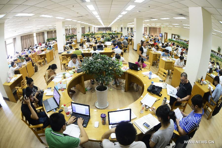 Des gens évitent la chaleur dans une bibliothèque avec des climatiseurs à Hangzhou, capitale de la province du Zhejiang (est de la Chine), le 28 juillet 2013. Une vague de chaleur a frappé de nombreuses régions de la Chine ces derniers jours.