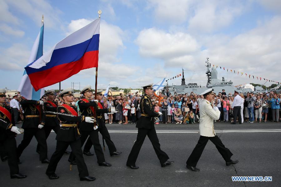 Des soldats de la marine russe marchent lors d'un défilé pour célébrer la Journée de la Marine à Saint-Pétersbourg, le 28 juillet 2013. La fête importante est célébrée le dernier dimanche de juillet en Russie. (Xinhua)