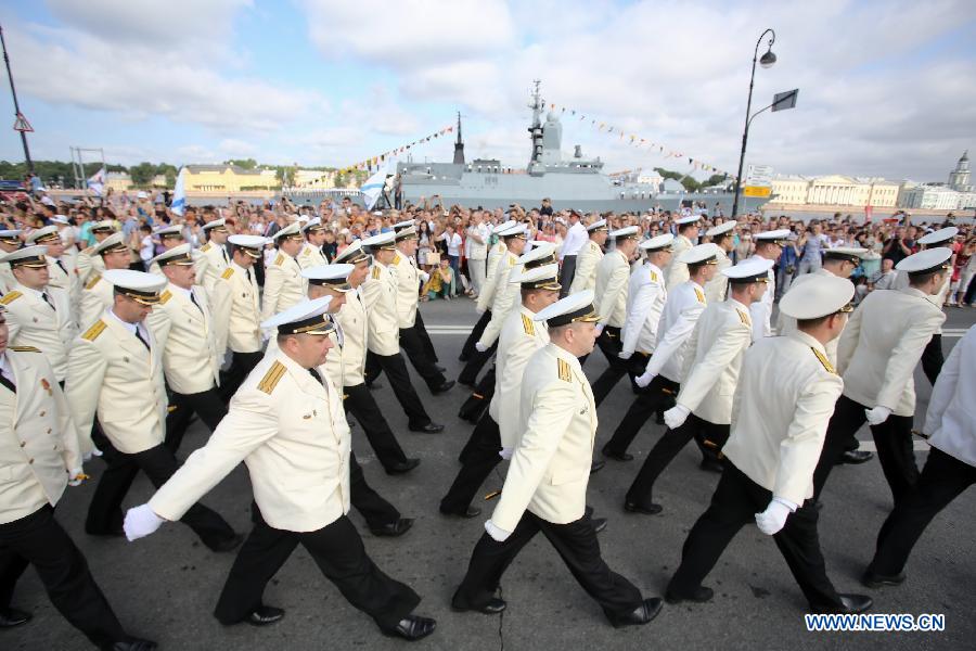 Des soldats de la marine russe marchent lors d'un défilé pour célébrer la Journée de la Marine à Saint-Pétersbourg, le 28 juillet 2013. La fête importante est célébrée le dernier dimanche de juillet en Russie. (Xinhua)