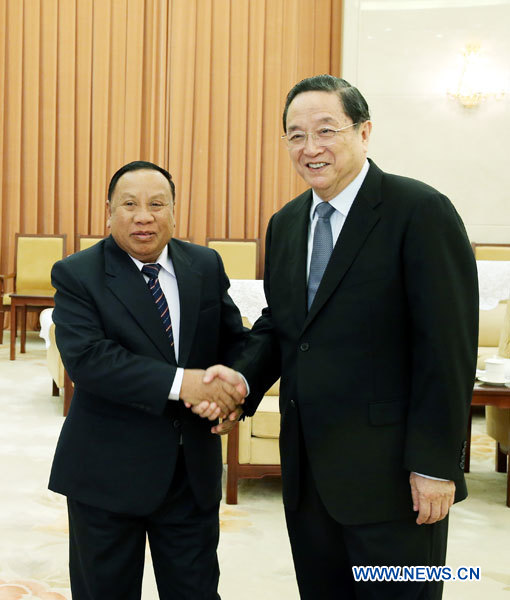Yu Zhengsheng rencontre un responsable politique laotien