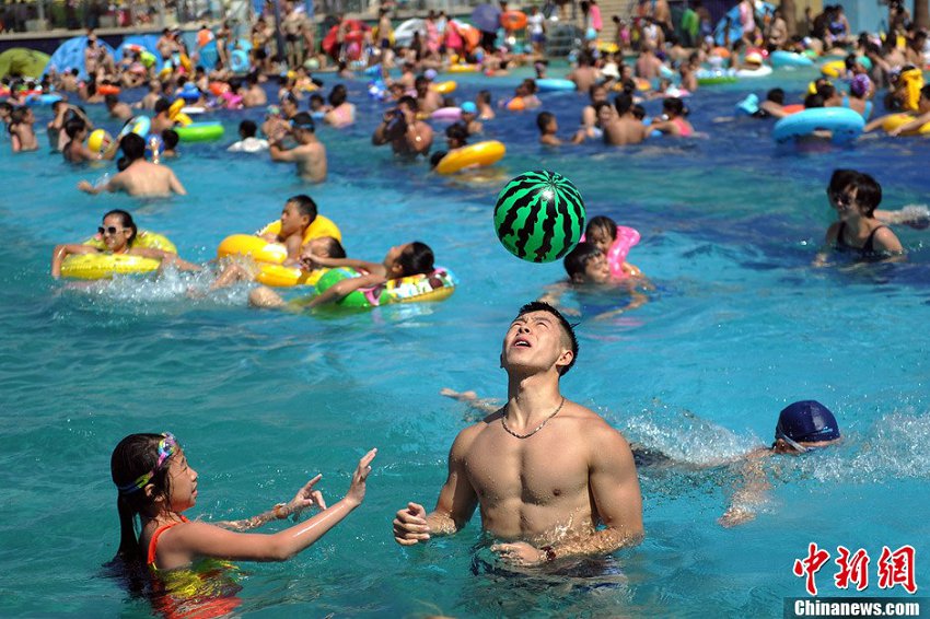 Le 28 juillet, plusieurs régions de Chine ont lancé l'alerte orange à la canicule. Plusieurs centaines de Chinois et d'étrangers se sont alors rendus dans le centre aquatique du parc de Chaoyang à Beijing pour tenter de se rafraîchir. Grâce à la plage artificielle installée dans le parc, les habitants et touristes de la capitale peuvent profiter d'une touche de fraîcheur en plein été !