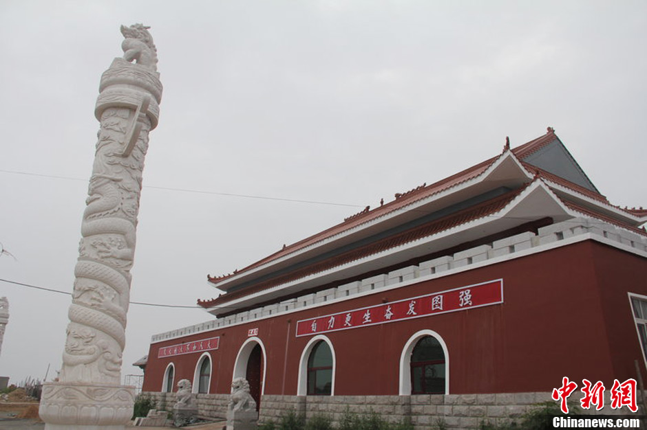 Une copie conforme de la porte Tian'Anmen est apparue à Huludao, dans la province du Liaoning.Le toit du bâtiment conserve le style traditionnel des palais chinois et de grands calicots sont affichés de part et d'autre de la porte d'entrée. Et ce n'est pas tout, les deux colonnes ornementales qui devancent la porte Tian'Anmen ont également été reproduites au devant de cette copie. Les photos du bâtiment ont d'ores et déjà été visionnées par un grand nombre d'internautes.Cet édifice devrait probablement servir à abriter un hôtel.