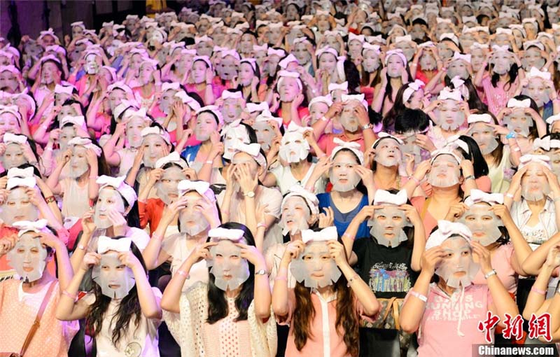 Record Guinness : 1223 personnes se font un masque ensemble (4)