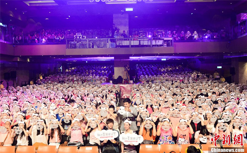 Record Guinness : 1223 personnes se font un masque ensemble (3)