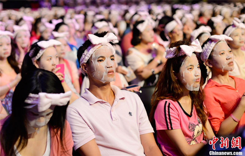 Record Guinness : 1223 personnes se font un masque ensemble (2)