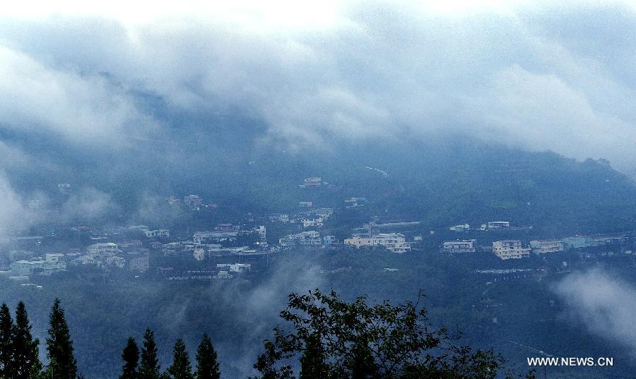 La photo prise le 29 juillet 2013 montre un paysage vu de Xiding dans la région pittoresque de Alishan (Montagne d'Ali)à Chiayi, dans la province du Taiwan (sud-est de la Chine).  Xiding est l'un des meilleurs endroits pour voir brume et lever du soleil à Alishan. 