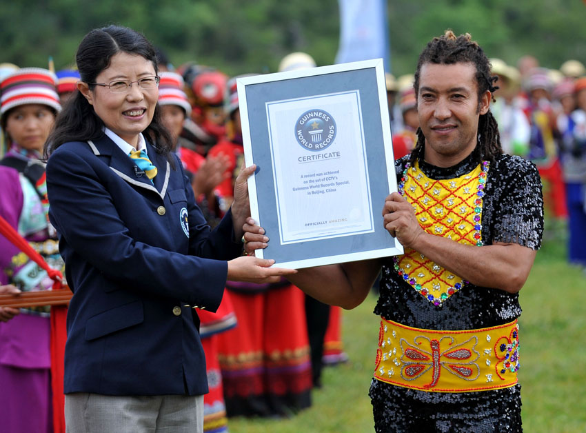 Mardi 30 juillet au Karst de Shilin, dans la province du Yunnan en Chine, l'huissier chinois du Guiness World Record décerne un cerficat de record à Esqer.