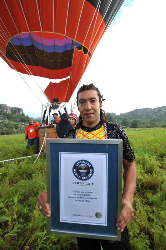 Mardi 30 juillet au Karst de Shilin, dans la province du Yunnan en Chine, l'huissier chinois du Guiness World Record décerne un cerficat de record à Esqer.