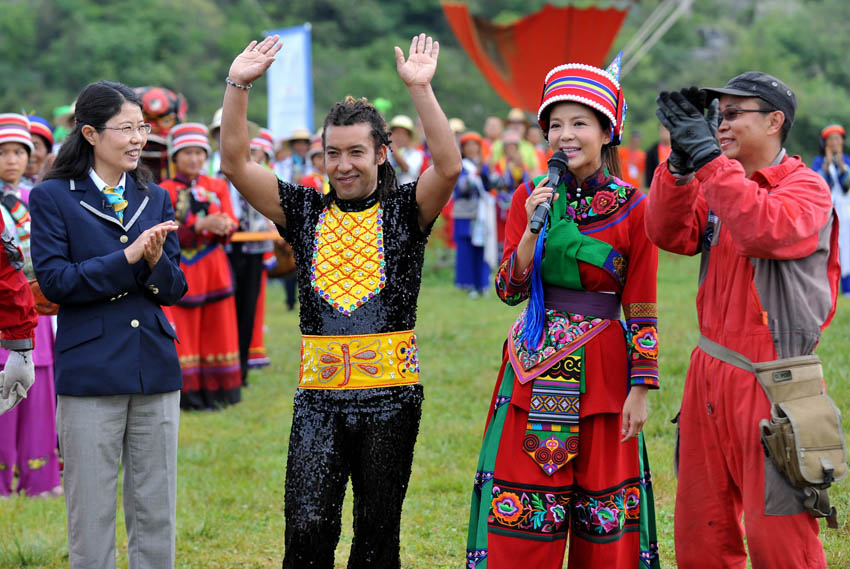 Mardi 30 juillet au Karst de Shilin, dans la province chinoise du Yunnan, le funambule ouïgur Esqer salue la foule après avoir brillamment réussi son challenge. 