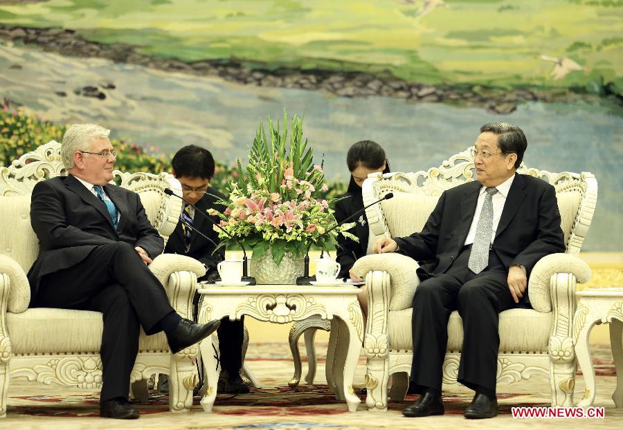 Yu Zhengsheng rencontre le vice-Premier ministre d'Irlande