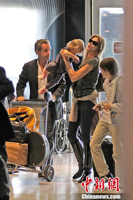 Les Sarkozy à Miami avec la petite Giulia (3)