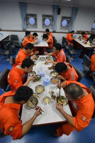 Les marins dînent à bord du navire de sauvetage le Donghaijiu 101, le 30 juillet 2013. [Photo/Xinhua]