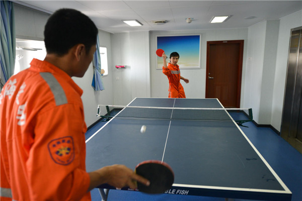 Des marins jouent au ping-pong pendant leur temps libre sur le bâtiment de sauvetage, le Donghaijiu 101, le 31 juillet 2013. [Photo/Xinhua]