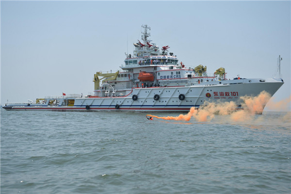Les couleurs vives d'une fusée de détresse, autour du navire de sauvetage, le Donghaijiu 101 en pleine mer, le 31 juillet 2013. [Photo/Xinhua]