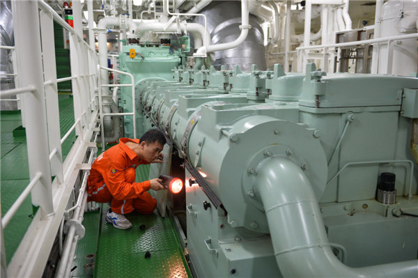 Un mécanicien contrôle les machines du bâtiment de sauvetage, le Donghaijiu 101, le 3O juillet 2013. [Photo/Xinhua]
