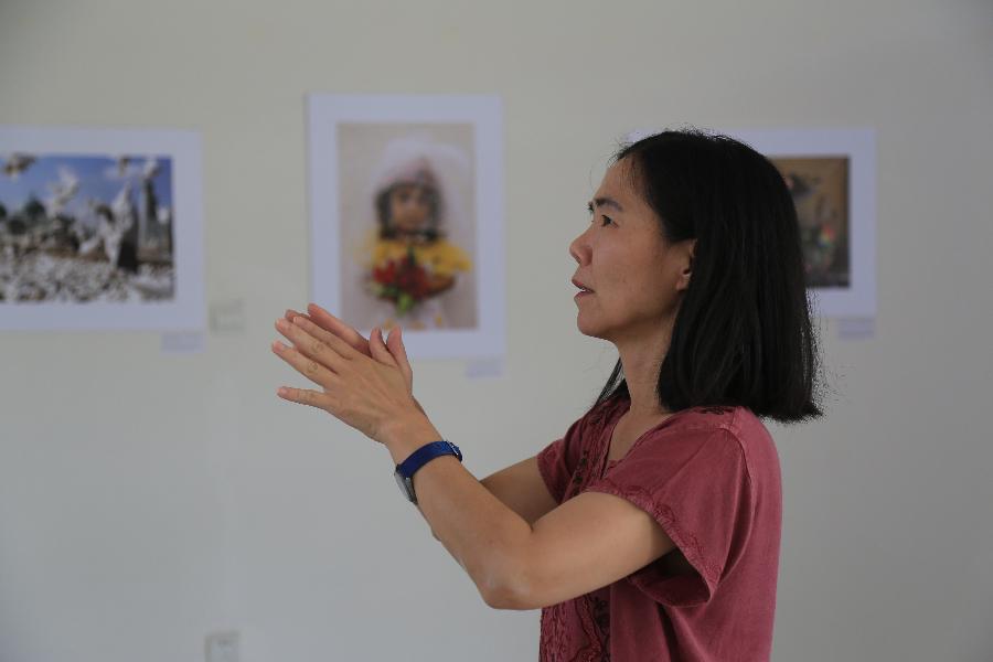 Le 31 juillet 2013, Carol Chou à la veille de l'ouverture de la cinquième Exposition internationale de photographie de Dali. (Photo : Xinhua/Wen Juan)