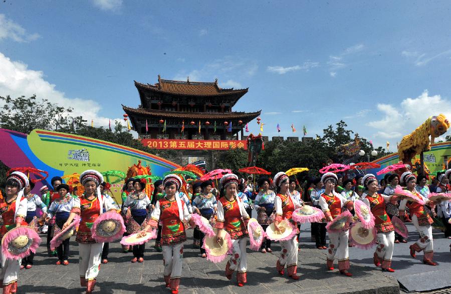 Des danseuses présentent un spectable lors de la cérémonie d'ouverture de la cinquième Exposition internationale de photographie de Dali, le jeudi 1er août 2013. (Photo : Xinhua/Chen Hanning)