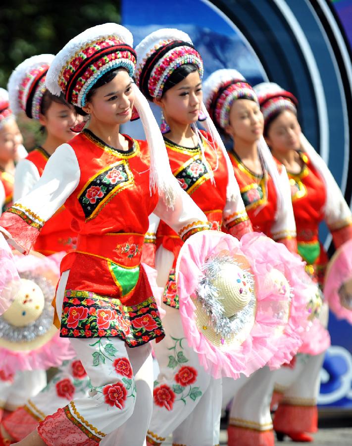 Des danseuses présentent un spectable lors de la cérémonie d'ouverture de la cinquième Exposition internationale de photographie de Dali, le jeudi 1er août 2013. (Photo : Xinhua/Chen Hanning)