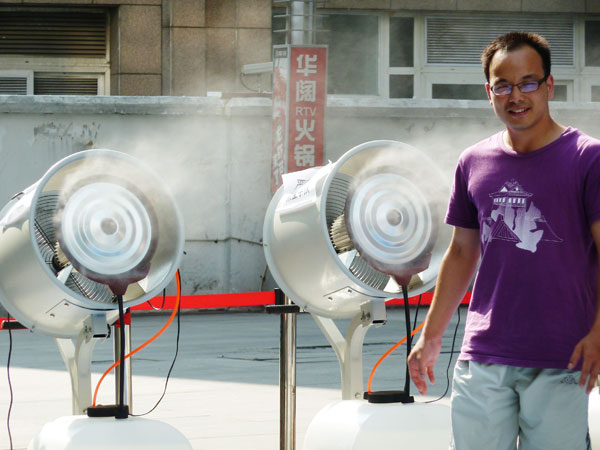 Des machines projettent de l'air frais devant un magasin de Nanjing, pour lutter contres les fortes chaleurs, dans la province chinoise du Jiangsu à l'est du pays, le 29 juillet 2013.