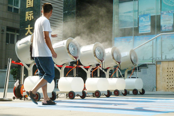 Cinq ventilateurs de refroidissement tournent à plein régime devant un magasin de Nanjing pour rafraîchir les passants, la province du Jiangsu dans l'est de la Chine, le 29 juillet 2013.