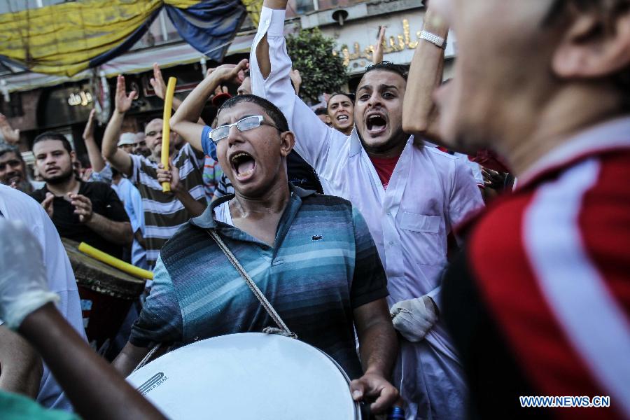 La police égyptienne a fait usage de gaz lacrymogène contre des manifestants pro-Morsi  (2)