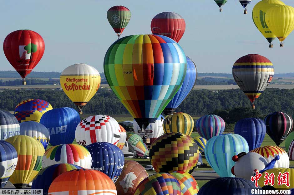 France : 408 montgolfières s'envolent pour un record du monde (6)