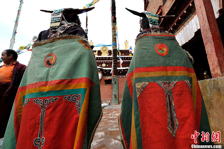 Le 8 juillet 2013, dans le village de Kagayi du district de Burang situé dans la préfecture Nagari de la région autonome du Tibet en Chine, deux femmes portent  le costume traditionnel tibétain – le costume du paon. (Photo : Chinanews /Li Lin)