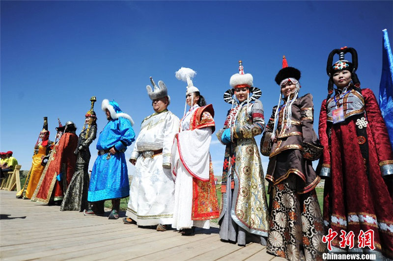 Défilé de costumes traditionnels de l'ethnie mongole (3)