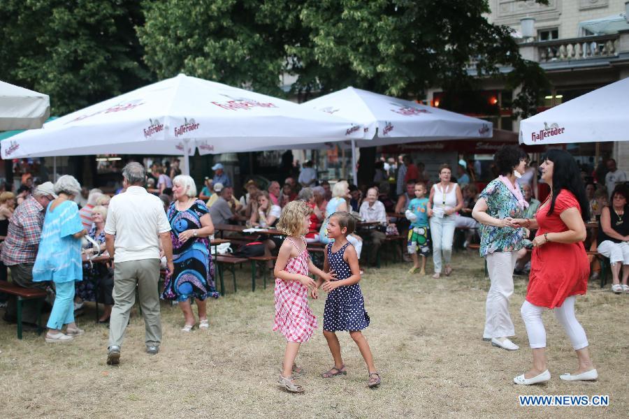 Des touristes lors du 17e Festival de la Bière de Berlin, sur l'Avenue Karl Marx à Berlin, en Allemagne, le 4 août 2013. Quelque 330 brasseries venant de 86 pays et régions sont venues à Berlin pour ce Festival international de la Bière qui débute depuis vendredi et durera trois jours. (Xinhua/Zhang Fan) 