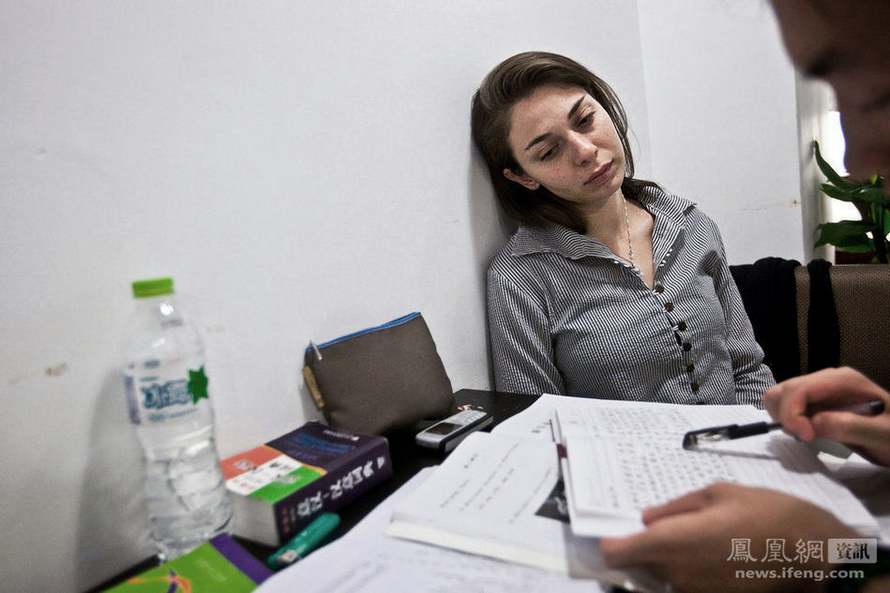 Dans un café près de l'université, une étudiante italienne regarde son amie chinoise corriger sa rédaction en chinois. Elle est sur le point de passer le concours du HSK niveau 5.