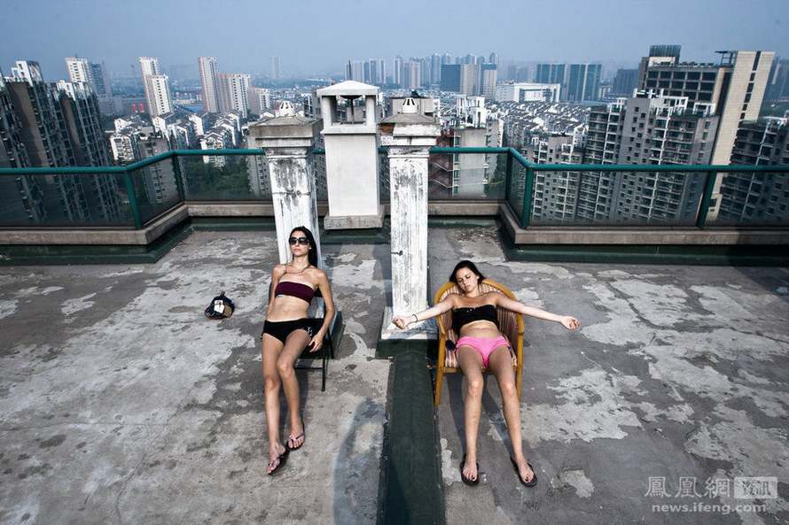 Giada et Laura sont italiennes. Agées de 23 et de 24 ans, elles sont arrivées à Hangzhou il y a un an. Elles apprennent le chinois à l'Université du Zhejiang. Chaque midi s'il fait soleil, elles aiment se faire bronzer sur le toit de leur immeuble.