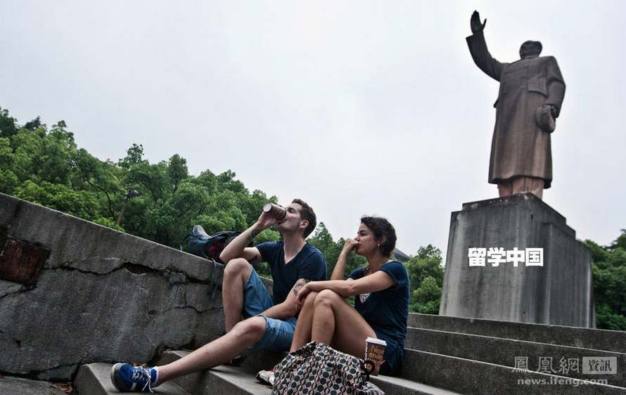 Fernando est un jeune Espagnol. Assis avec son amie au pied de la statue de Mao Zedong qui trône dans le campus de l'université, il confie avec humour qu'étudier le chinois lui fait mal à la tête : « j'ai toujours envie de me taper la tête contre les murs ! »