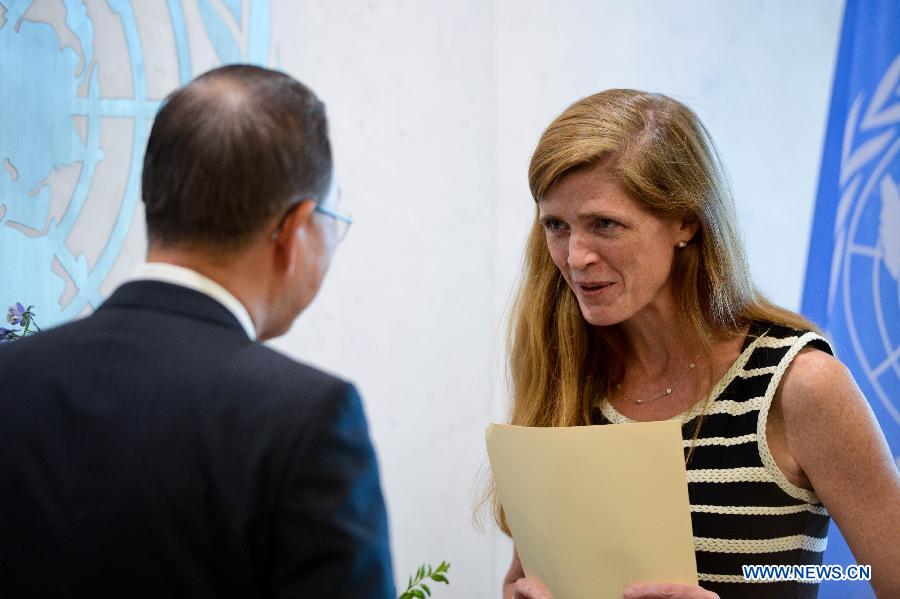 Samantha Power, nouvelle envoyée américaine auprès de l'ONU, présente ses lettres de créance au secrétaire général des Nations Unies Ban Ki-moon, au siège de l'ONU à New York, le 5 août 2013. Spécialiste des droits de l'homme et des génocides, Samantha Power, 42 ans, remplace Susan Rice, qui a quant à elle pris la tête du Conseil de sécurité nationale à la Maison Blanche. (Xinhua/Niu Xiaolei)