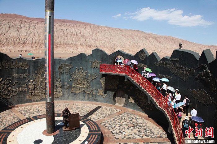 Le 30 juillet, un thermomètre cylindrique géant indique que la température de la surface de la terre atteint 78°C dans les Monts flamboyants de Tourfan, dans la région autonome ouïgoure du Xinjiang.