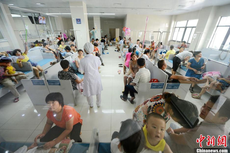 Le 5 août, à l'Hôpital du peuple numéro un de Yangzhou. Le nombre de malades a fortement augmenté à cause de la grande chaleur.