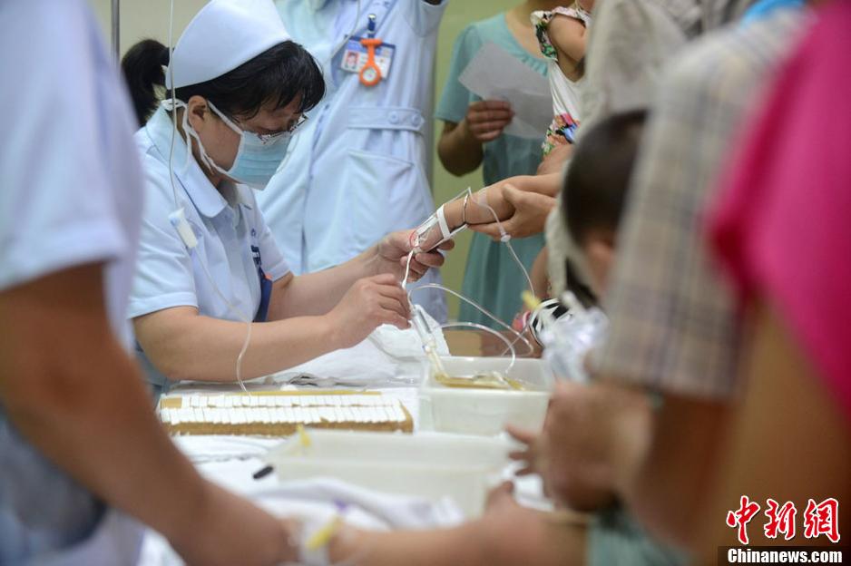 Le 5 août, à l'Hôpital du peuple numéro un de Yangzhou. Le nombre de malades a fortement augmenté à cause de la grande chaleur.