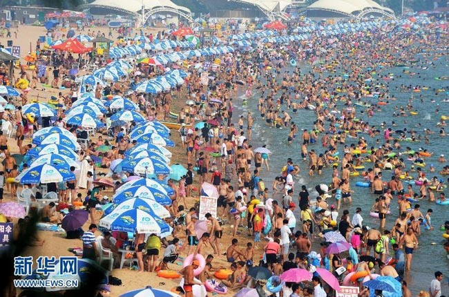 Le 5 août, à Qingdao. D'après l'administration du tourisme local, les 5 sites de baignade dans le nord et les 3 dans l'ouest de la ville accueillent plus de 400 000 personnes par jours ces derniers jours.