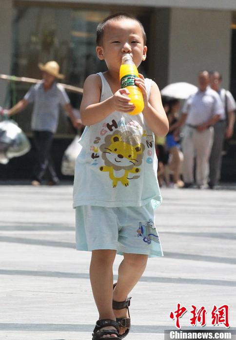Le 5 août, un enfant à Jifangbei, Chongqing.