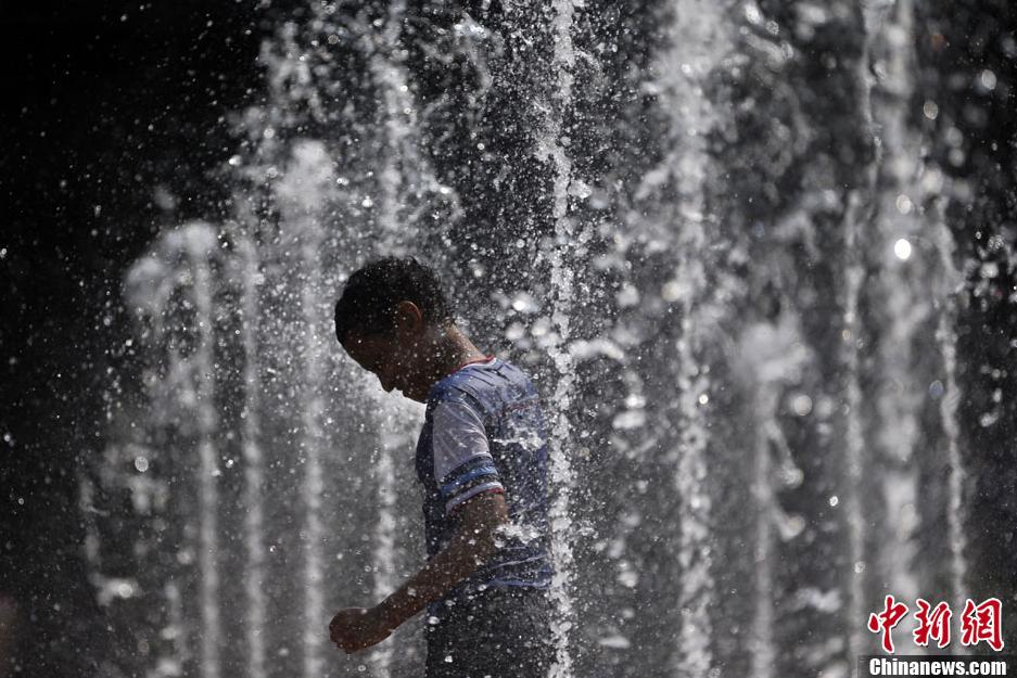 Le 5 août, des enfants s'amusent avec de l'eau à Beijing.