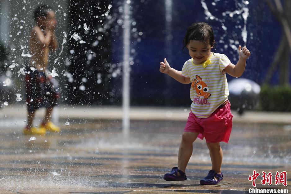 Le 5 août, des enfants s'amusent avec de l'eau à Beijing.