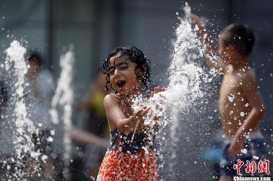 Le 5 août, des enfants s'amusent avec de l'eau à Beijing.