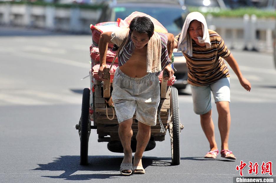 Le 5 août, des habitants de Fuzhou équipés contre la chaleur.