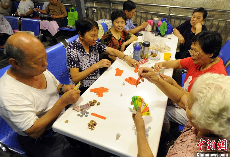 Le 5 août, des habitants fuient les grandes chaleurs dans un abri antiaérien modifié à Fuzhou où les températures attiennent 40 degrés. Les températures dans cet abri sont de 26 degrés. 