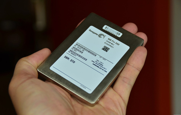N°10 Le Solid State Disk (SSD) : si vous avez un MacBook Air ou un Intel d'Ultrabook, vous aurez remarqué que leur vitesse de démarrage est plus rapide que tous les autres ordinateurs portables, grâce au Solid State Disk. Construit sur une base de mémoire flash, sa vitesse de transmission est beaucoup plus rapide que celle du disque dur traditionnel. Mais le SSD est coûteux.