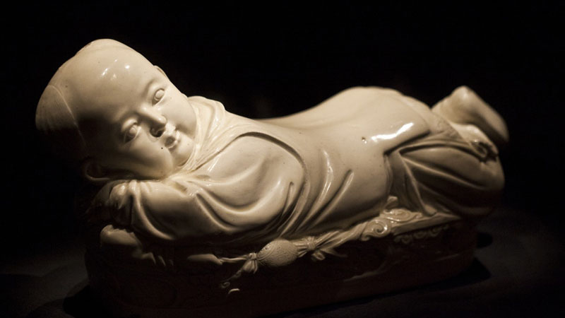 L'oreiller en forme d'enfant en grès porcelainé de Ding