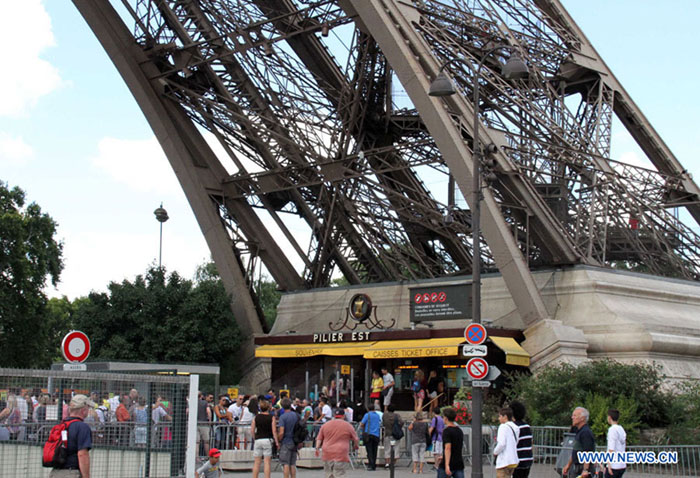 La Tour Eiffel évacuée après une alerte à la bombe